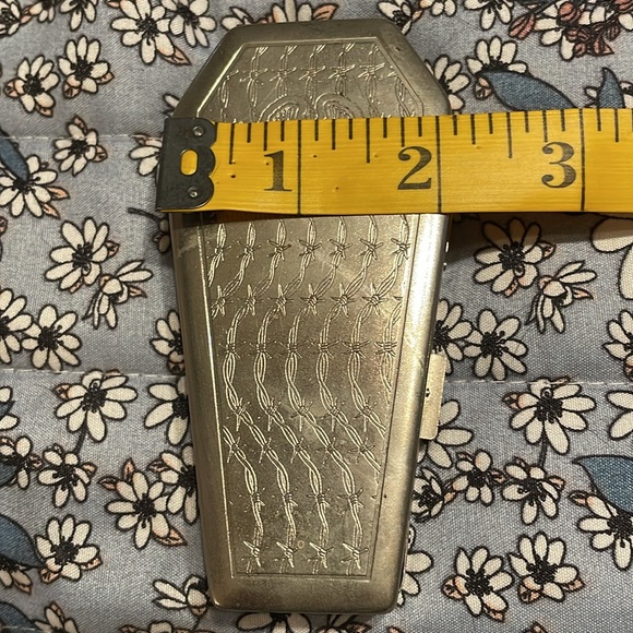 Born to ride silver colored coffin shaped cigarette case w/barbed wire design - Picture 6 of 6